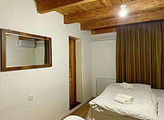 Отели типа «постель и завтрак» Old City Hotel Кутаиси Классический трехместный номер-20