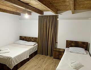 Отели типа «постель и завтрак» Old City Hotel Кутаиси Классический трехместный номер-23